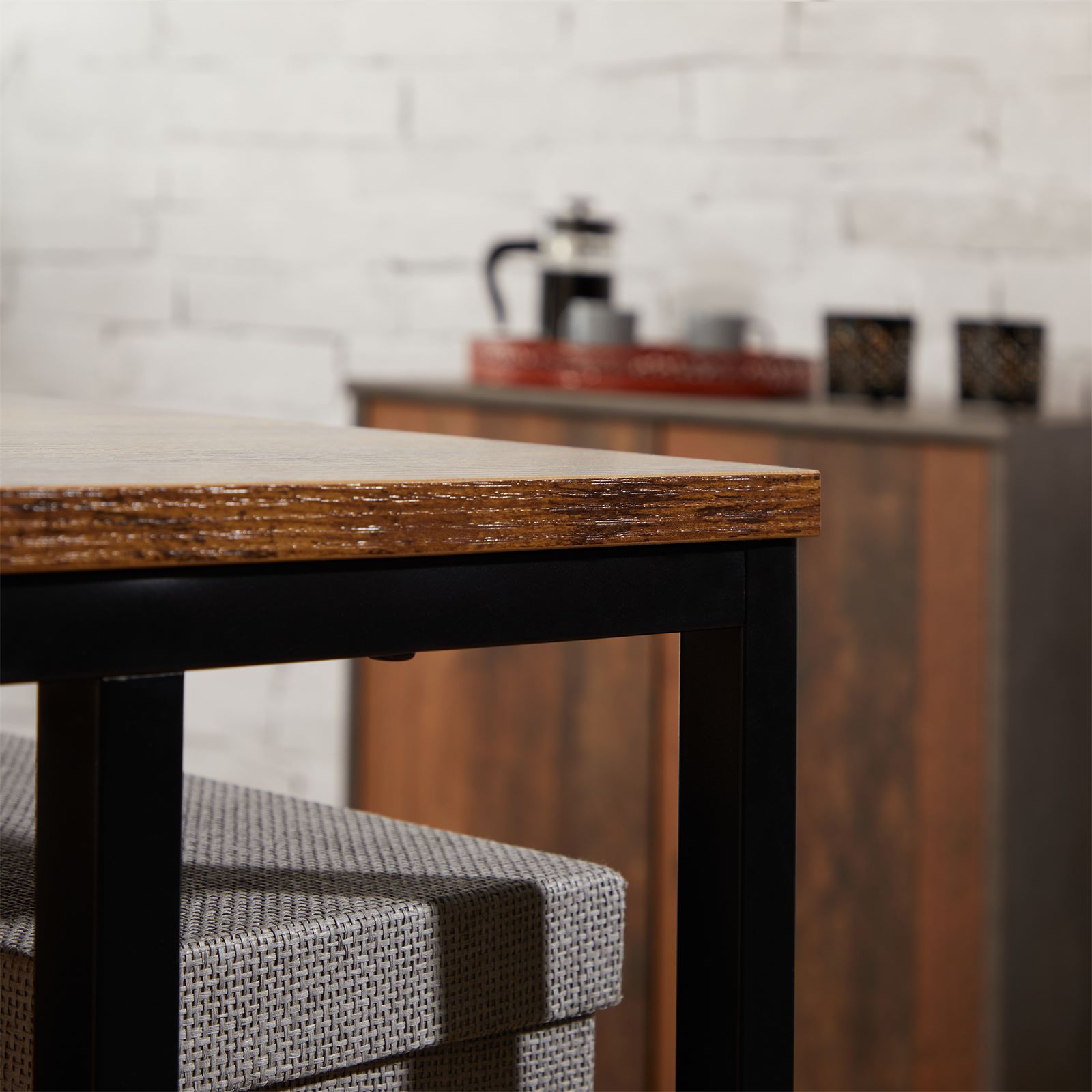 Schreibtisch im Industrial Stil aus Metall und MDF in Holzoptik mit 2 Fächern